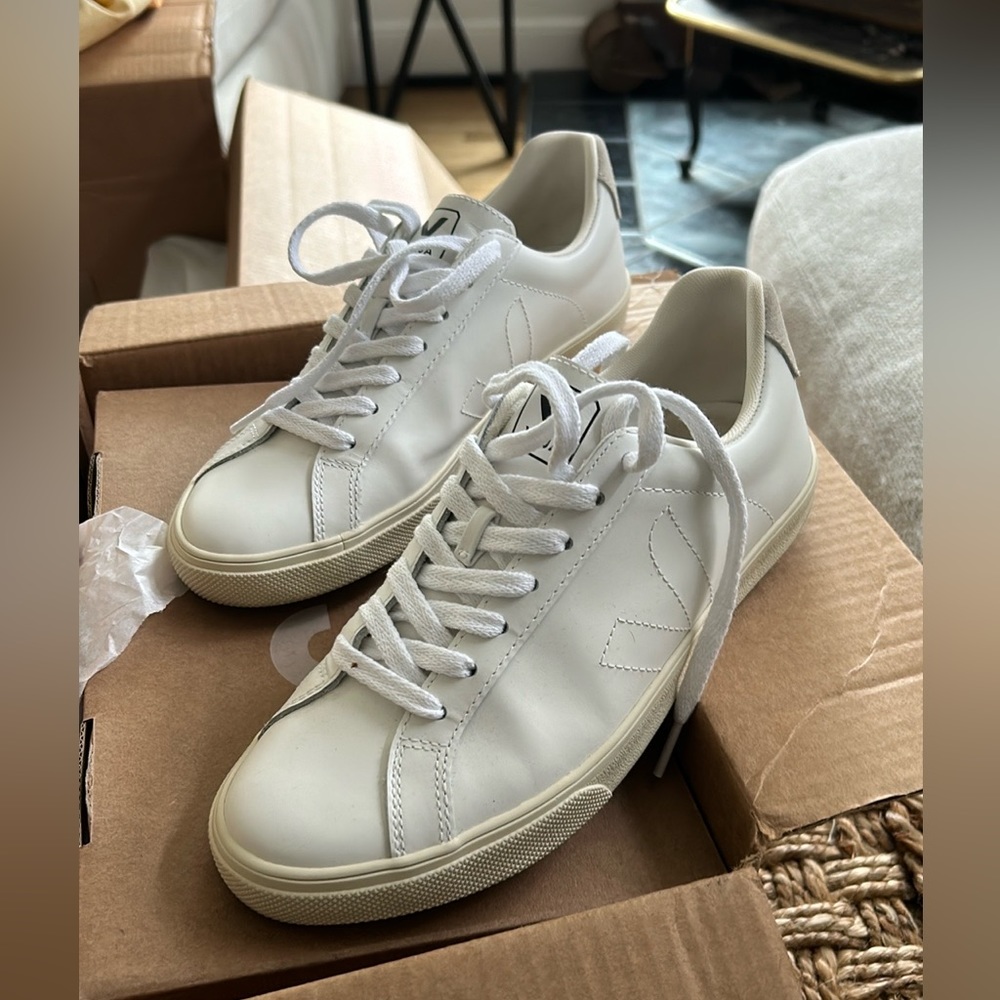 VEJA Esplar Sneaker in extra white.